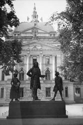 Nationaltheatret, skulptur Holbergmonumentet