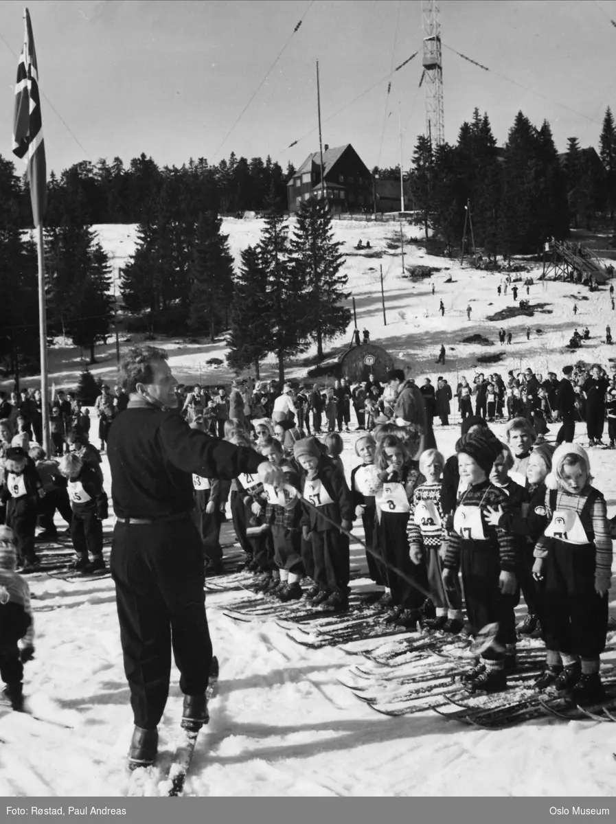 Tomm Murstad barneskiskole, barn, mann, skiundervisning, avslutningsrenn, skog, snø