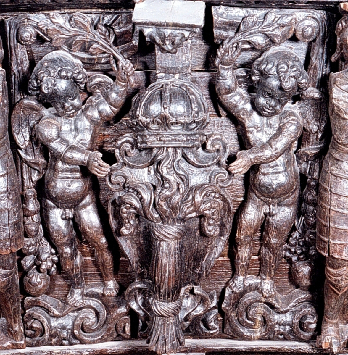 Skulpturdel, vänster arm till putto. Armen är snidad separat.



Text in English: Left hand of a sculpted putto. Separately carved.