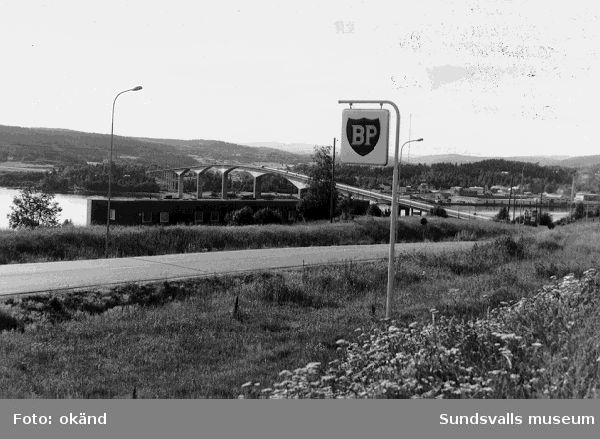 BP skylten vid Alnöbron, Vi, Alnö. Bensinstationen uppfördes 1963-1964. I bakgrunden Alnöbron och fastlandet.