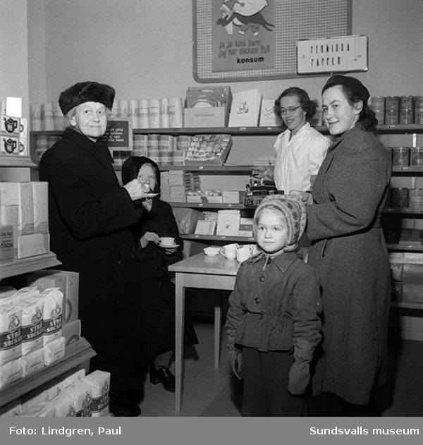 Konsum öppnar ny affär på Södermalm i hörnet av Bergsgatan och Thulegatan.
Fruarna Östergren, Westling och Ekblom tillsammans med lilla Sonja Oredsson. (bild 6)