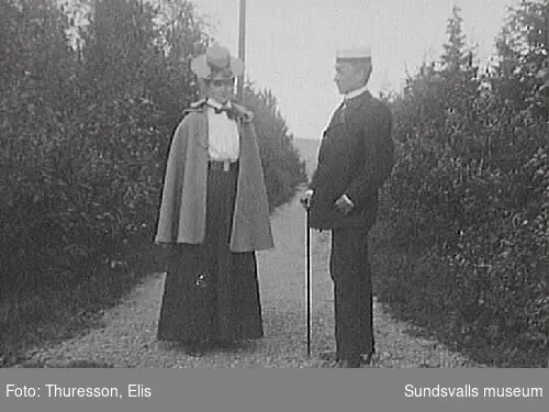 Elsa Andersson, gift 1905 med Axel Thuresson, och Elis Thuresson på promenad.
