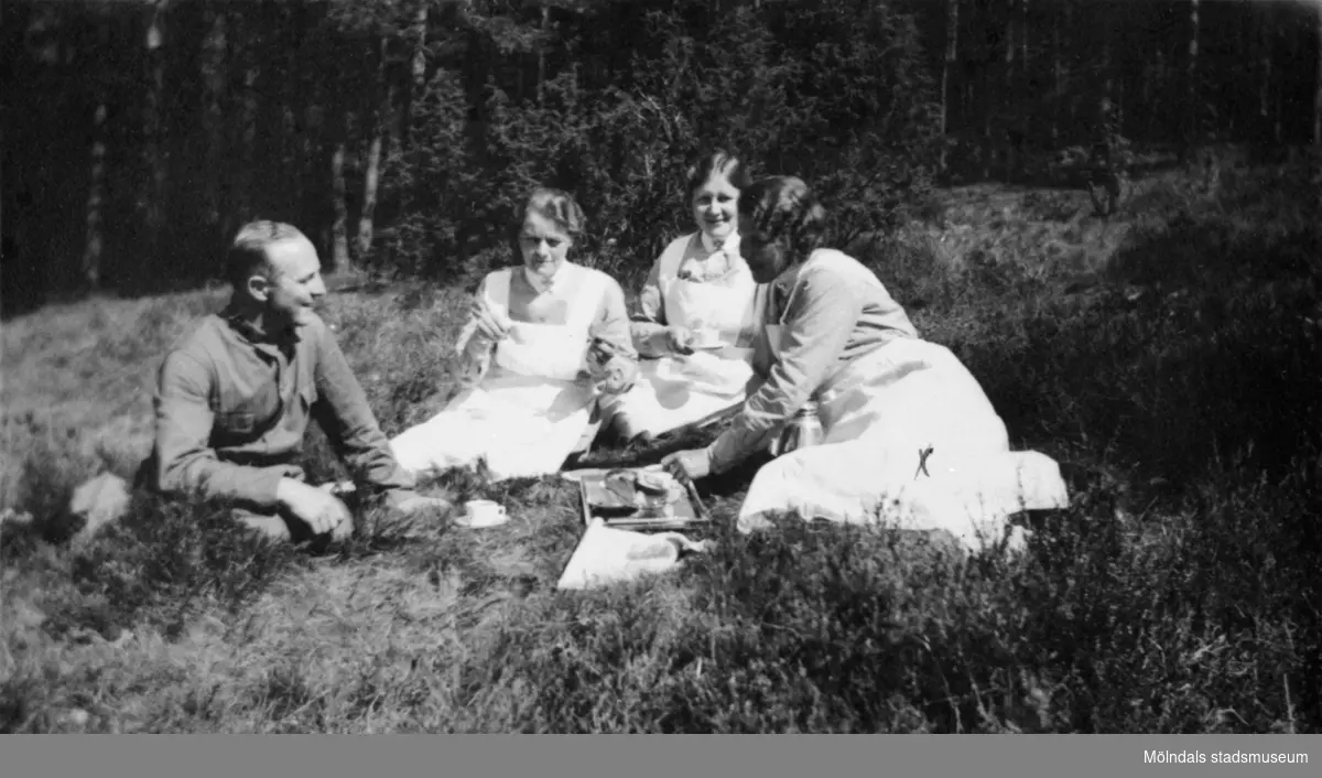 Sjögren, Amia, föreståndaren Anna Lindström och Alice Karlsson som arbetade i Arbetshemmet på Stretereds skolhem, 1936.