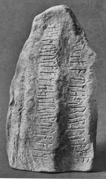 Modell av Istabystenen, runsten från Blekinge, Mjellby socken, Istaby. Omkring 650 e Kr. Äldre runraden. Inskriften lyder: Hådulv, Hjorulvs ättling, ristade till minnet av Härjulv dessa runor.