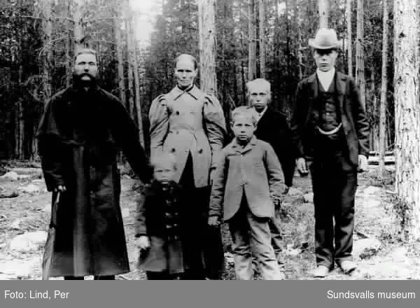 Alby 1898. Familj från Östavall, bestående av föräldrar och fyra barn.