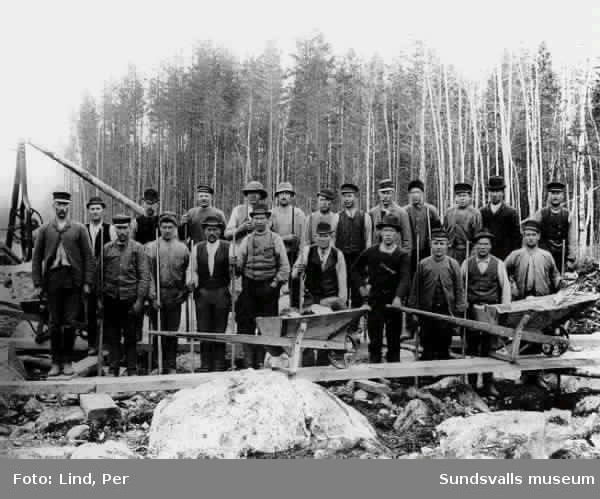 Alby 1898."Grupp vid turbingropen". Gruppbild med arbetare utrustade med spett. I bildens framkant två skottkärror.