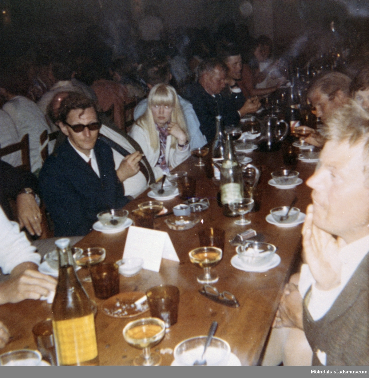 Restaurangbesök med elever, från Skolhemmet Stretered, som är på semester. 1970-tal.
