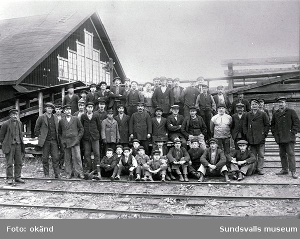 Mons sågverk och brädgårdsarbetare ca 1895