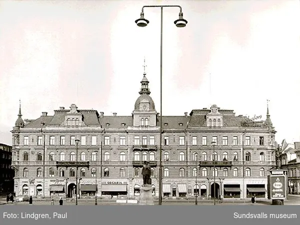 Hirschska husets fasad mot Stora torget, kv Nyttan 3 och 6, Storgatan 17 och Kyrkogatan 18