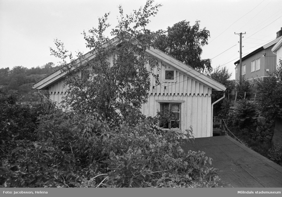 Exteriörbild av bostadshus på Roten M 18 i Mölndals Kvarnby, 1972.
Bostadshuset har en kvarvarande "brygga". Se bild 1991:1106.