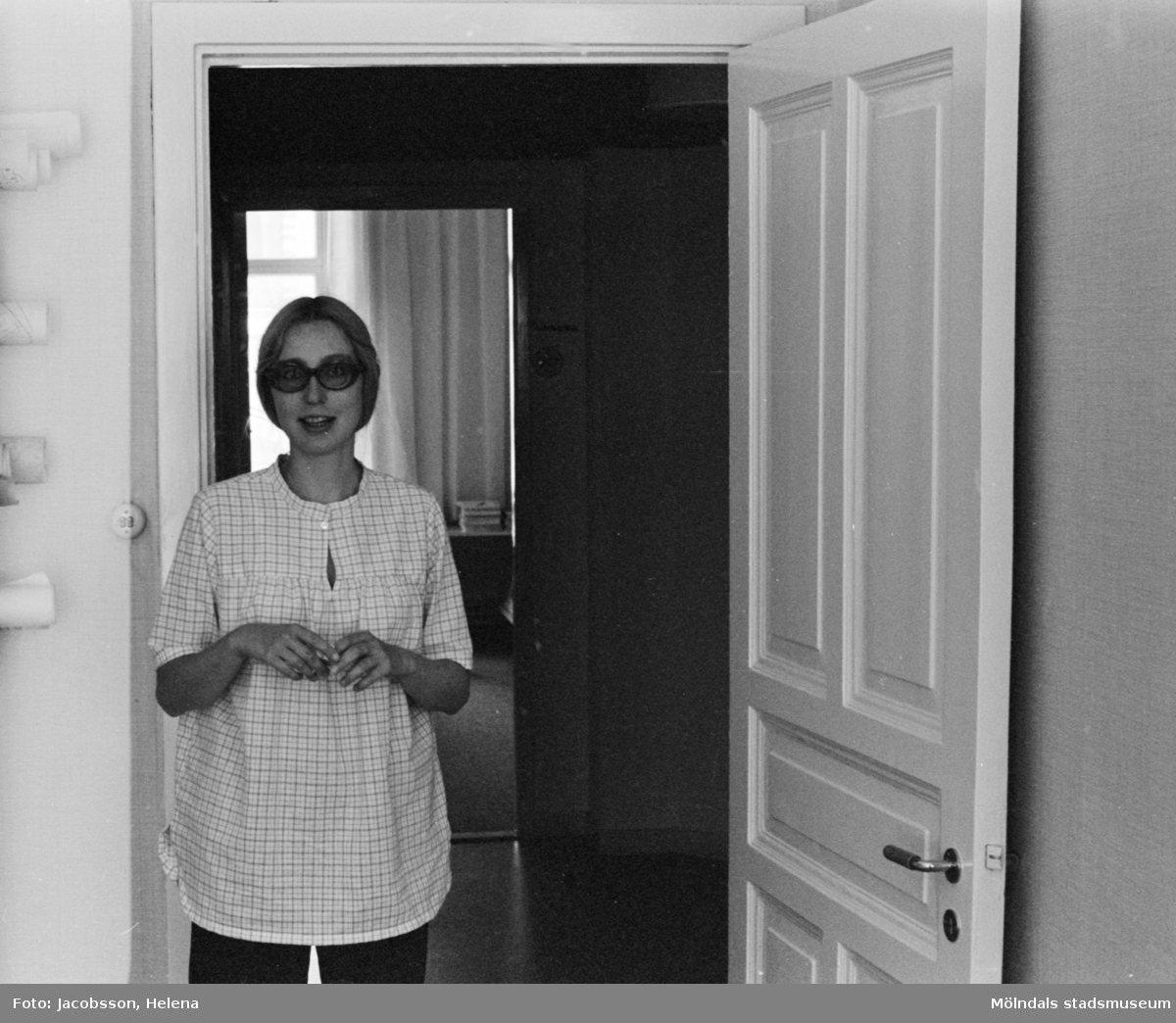 Bostadshus på Roten M 22 i Mölndals Kvarnby som användts som ateljé, 1972. En kvinna finns med på bilden.