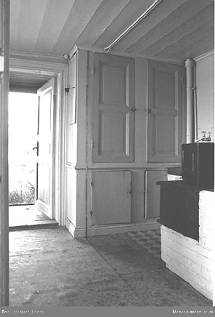 Skåp i bostadshus på Roten M 27 i Mölndals Kvarnby, 1972.