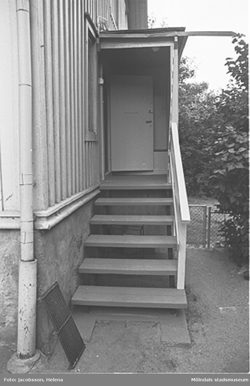 Trappa till bostadshuset på Roten M 37 i Mölndals Kvarnby, 1972.