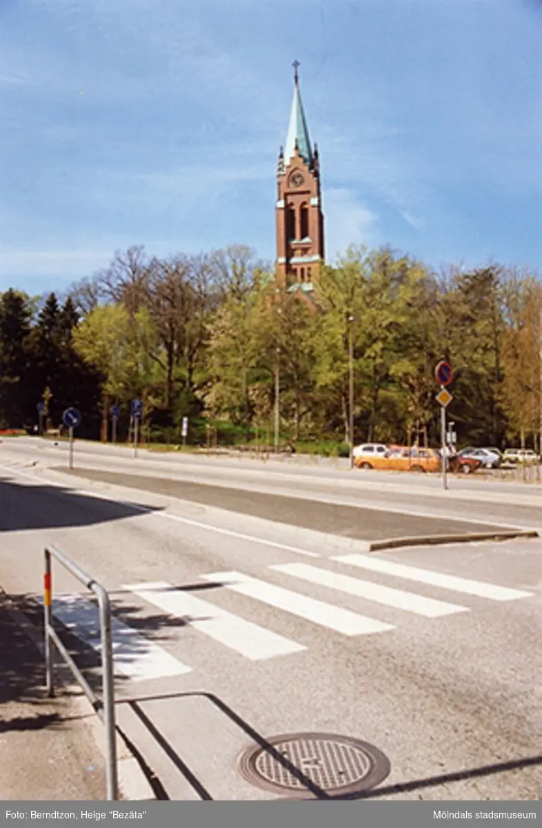 Fässbergs kyrka från Frölundagatan. Jacobssons järnhandel är riven. Frölundagatan bytte namn till Storgatan. Taget 30 april 1989.