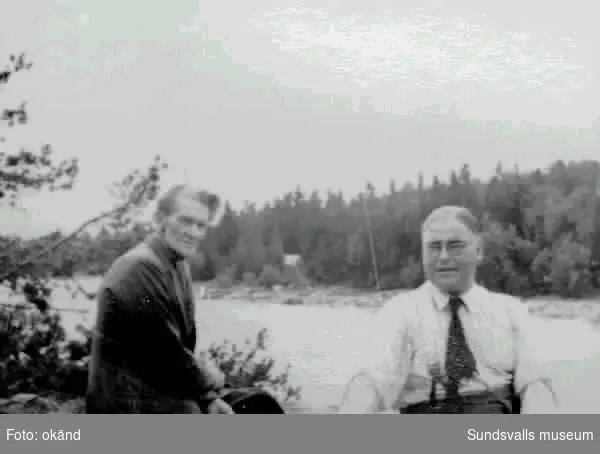 Sågverksarbetaren och författaren Karl Östman (1876-1953) och Sundsvallspostens kamrer John Mattson. Mattson var mycket kulturintresserad och utgjorde ett stöd för bl.a. Karl Östman.