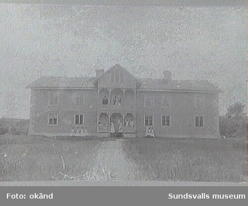Gården uppförd i nuvarande läge 1768. 1904 byggdes om av grosshandlare Olof Åström från Sättna. Ombyggd huvudbyggnad, med ny fasadpanel vilken rusticerats med lister och hörnkedjor för att likna stenhus.
