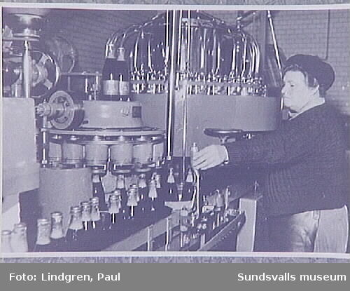 Buteljering av Rio Cola på Sundsvalls bryggeri.