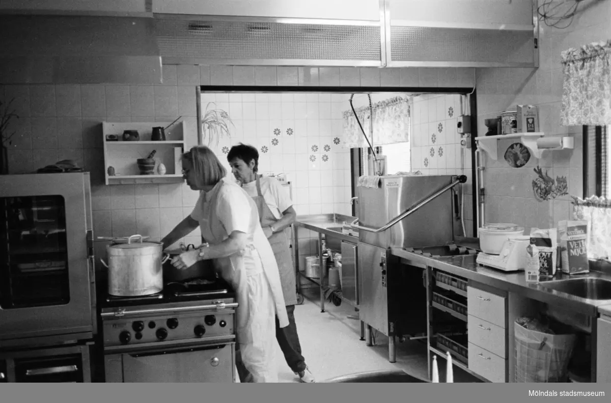 Christina Brussard och Kate Palm i köket på Katrinebergs daghem 1992-93.