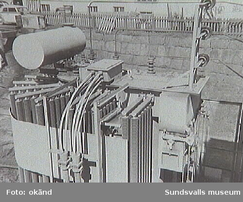 Transformator T 4 vid M1. Mottagnigsstationen i Elverket, installerat 6/7, 8 MVA, maj 1951. Ur fotoalbum från Sundsvalls Energi.