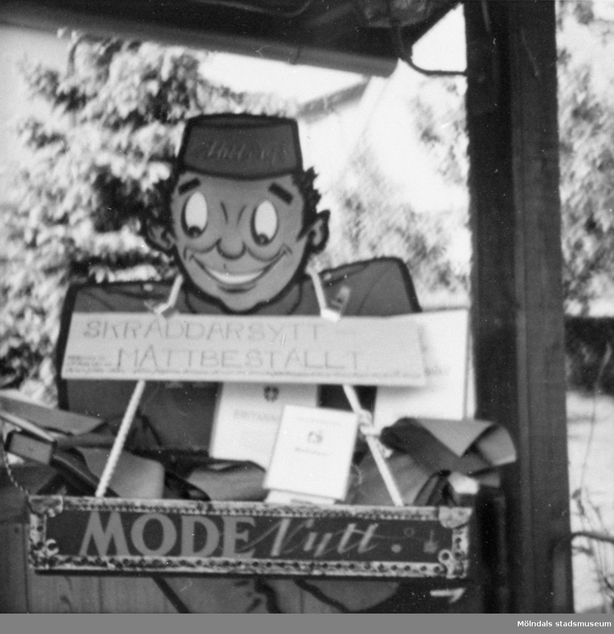 Reklamfigur som Ahlbergs skrädderi hade mot gatan på Barnhemsgatan 16, 1960-tal.