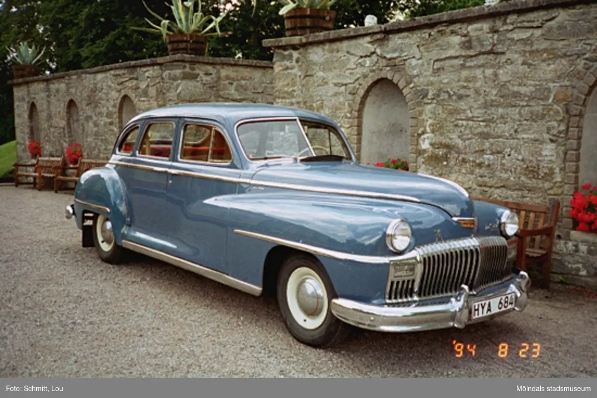 En 1947 års De Soto Custom Sedan, ljusblå, automatväxlad, 80 Kw, 109 Hk (inregistrerad i Sverige: 1976-03-04) står parkerad vid uppfarten till Gunnebo slott.