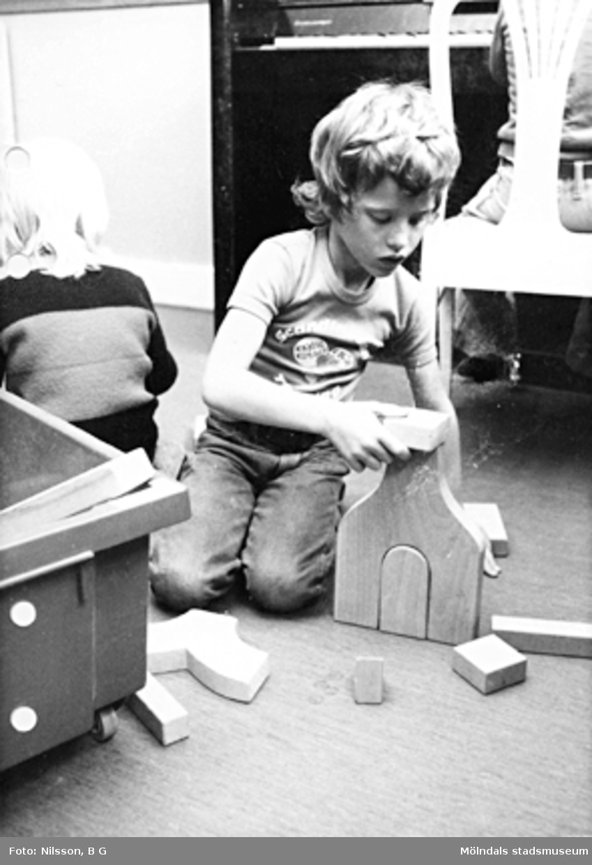 Ett barn som leker med klossar. Holtermanska daghemmet maj 1975.