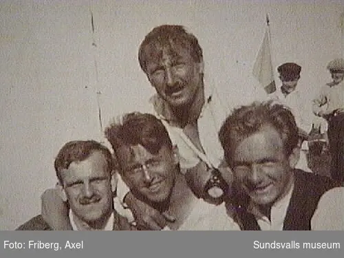 Text på fotografiets baksida: "Kandidat Bergkvist,Dito Berlin, Evangelist Wilson, Axel Friberg 1920 i Juli"