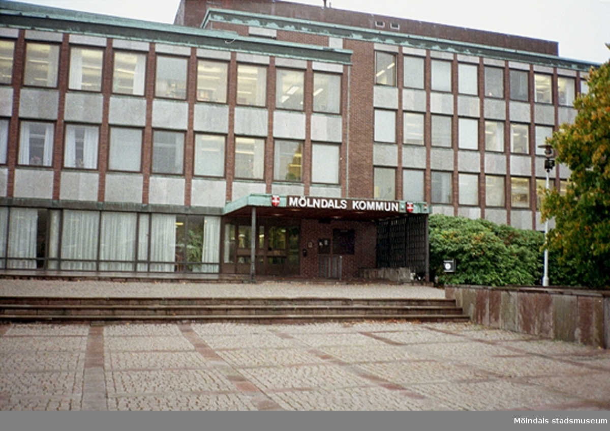 Mölndals stadshus sett från Stadshusplatsen. Mölndalsbro i dag - ett skolpedagogiskt dokumentationsprojekt på Mölndals museum under oktober 1996. 1996_1227-1245 är gjorda av högstadieelever från Kvarnbyskolan 9D, grupp 6. Se även 1996_0913-0940.