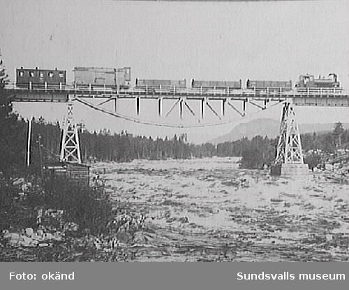 Järnvägsbron i Ljungaverk över Ljungan, på järnvägsförbindelsen mellan Ljungaverk och Johannisberg. Vagnen längst bak i tågsättet kallades "gamla folkvagnen".
