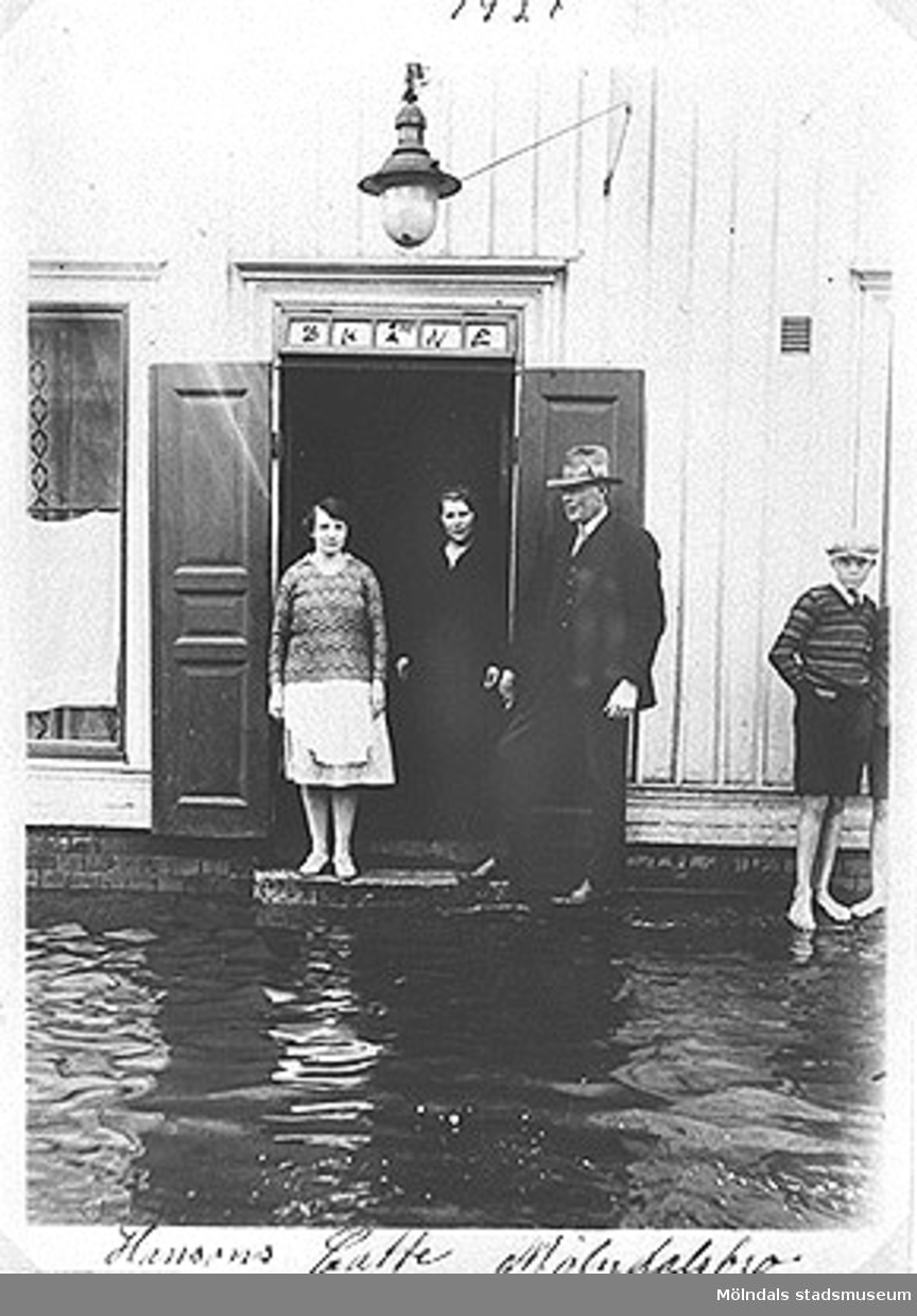 Översvämning vid Kafé Skåne, som då låg på Göteborgsvägen 3 i Mölndals bro, år 1927.