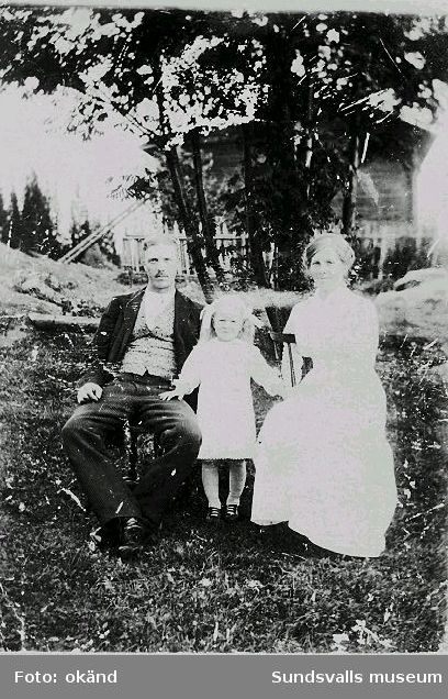 Ernst och Erika Norén med dottern Siri (f. 1914, gift Edblad) vid hemmet Torpet i Liden, 1918.
