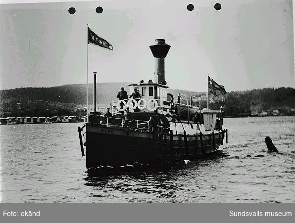 "En omtyckt "arbetarbåt" Alnö, som två gånger om dagen trafikerade traden  Sundsvall-Alnön, 1904"