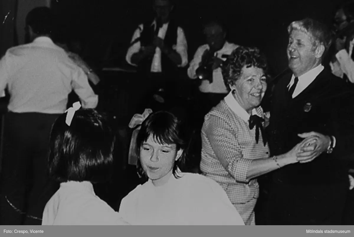 Danskväll i Lindhagaskolans matsal 1987 då man firade att bostadsrättsföreningen Tegen hade funnits i 20 år. Paret till höger är Edvard Samuelsson med fru.