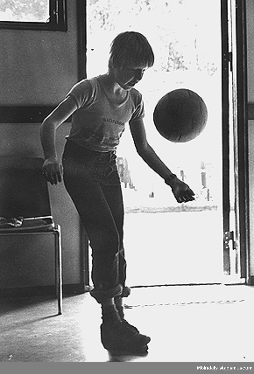 En okänd kille trixar med en fotboll inne på fritidshemmet, 1976 eller 1977.