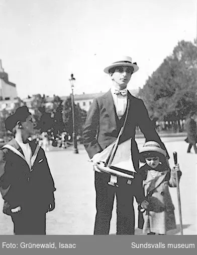 Isaac Grünewald med sonen Iván t h och dennes kusin Sicke (eller Svenne)      t v, Kungsträdgården 4 juni 1915.