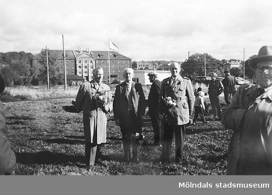 Tre män står uppställda mot fotografen efter att ha tagit det första spadtaget 1958. Från vänster: 
Algot Samuelsson, Ernst Carlsson och Harry Carlsson. Se även 1999_0209.