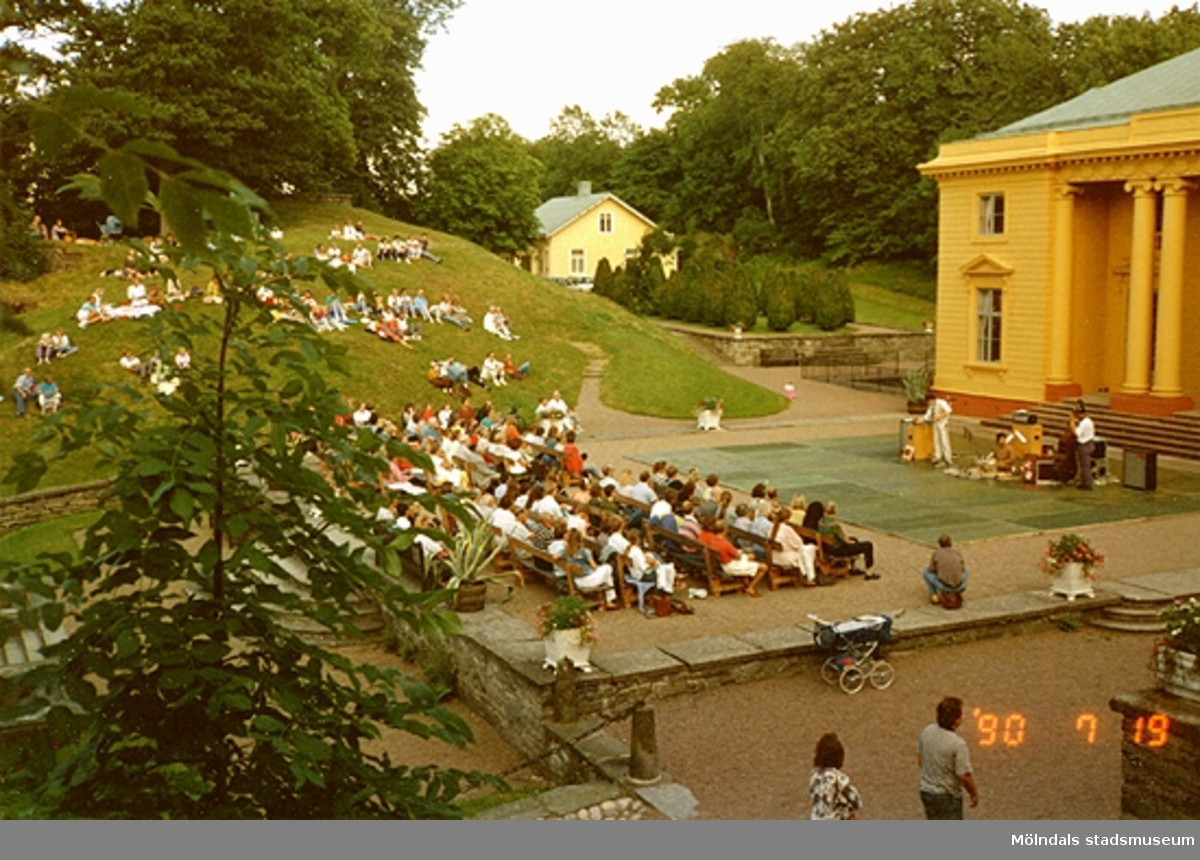 Publiken lyssnar på konsert, som pågår framför slottet, juli 1990.