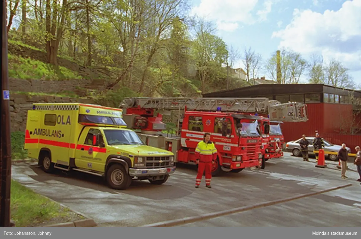 OLA-ambulans och brandbilar från 1937 och 1990-tal som visas vid Götaforsliden.
