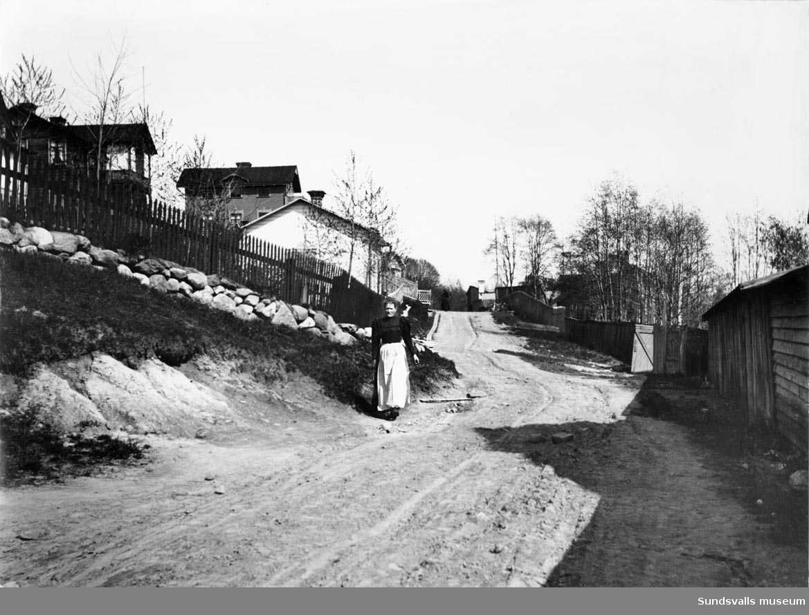 Kvinna som går på Namnlösa gatan, det som senare blev Repslagarvägen, i Stadsbacken.