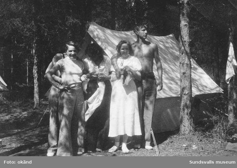 Gruppfoto framför tälten i skogsbrynet i Tranviken. Från v. Helfrid Lindqvist,  Bengt Söderström och Gunborg Lindqvist samt Barbro Sjödin  och hennes fästman Viktor Lindqvist.