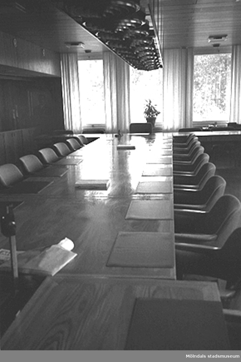 Del av ett sammanträdesrum i Mölndals stadshus, juni 1994.