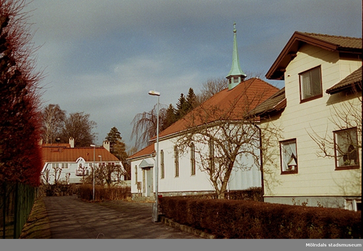 Till höger ses Brännåskyrkan/Metodistkyrkan i Brännås år 2001.