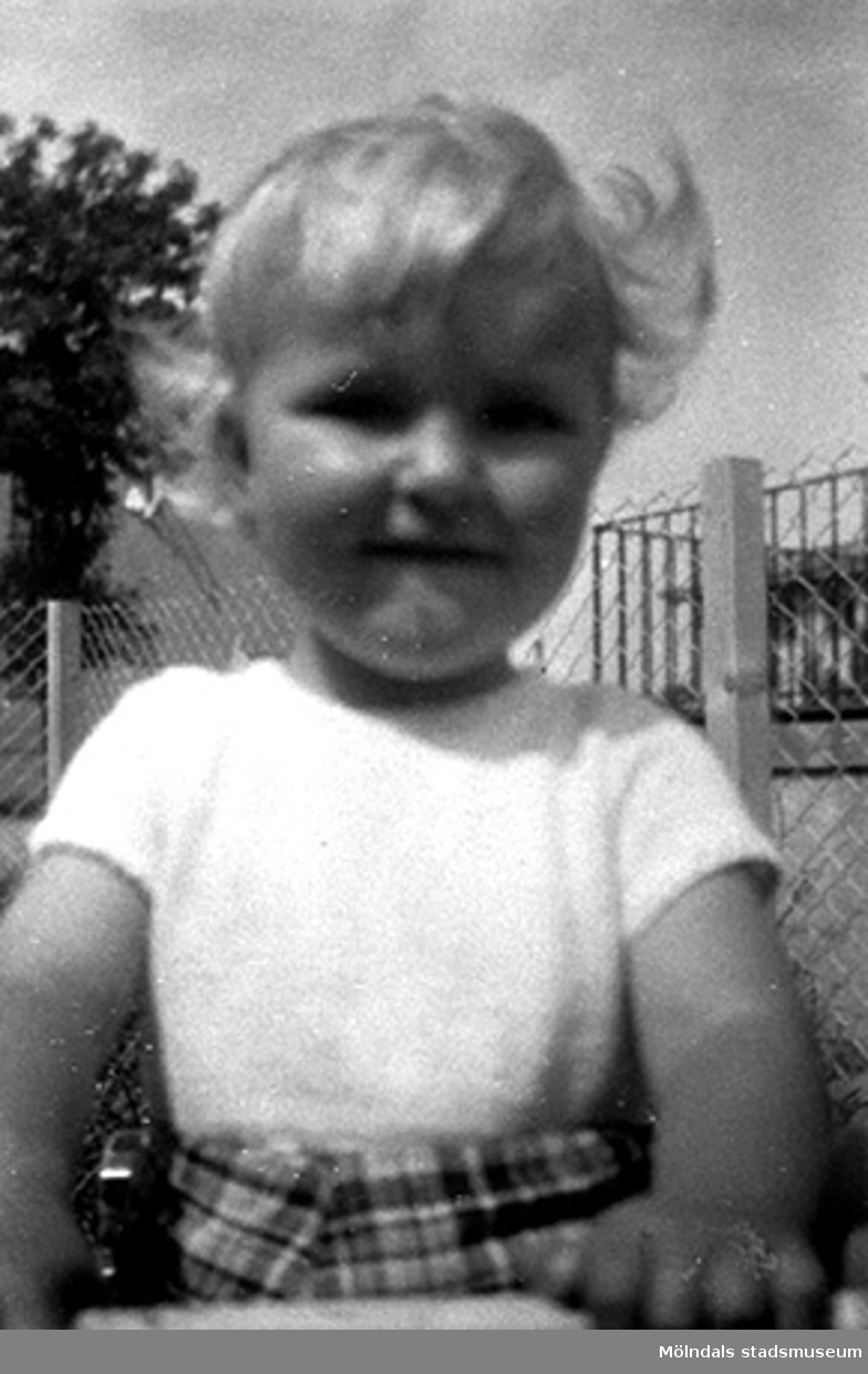 En flicka utomhus vid Krokslätts daghem, Dalhemsgatan 7 i Krokslätt. 
Under Margit Emilssons (gift Wannerberg -52) praktik som biträde
1945-10-01 - 1946-08-01.
