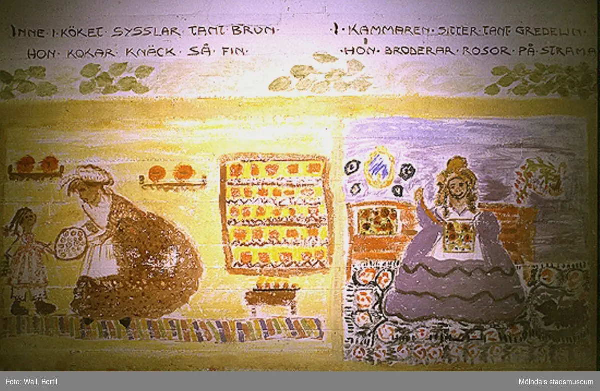 Teckningar utförda av barn, 4-6 år, på Toltorpsdalens lekskolor, för utsmyckning av Lackarebäckshemmet. Motiven är hämtade ur olika välkända sagor som Arosenius "Kattresan", Elsa Beskows sagor om "Tant Brun, Tant Grön och Tant Gredelin" och "Tomtebobarnen".