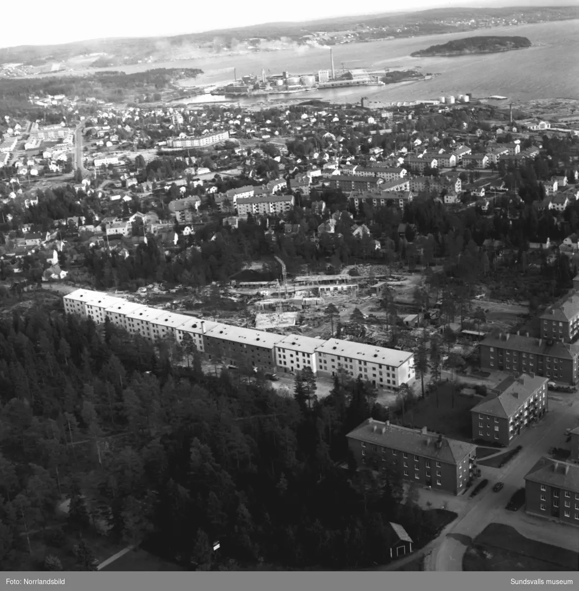 Diverse flygbilder över Sundsvall med omnejd. Norrliden, Baldersvägen, Västergatan, Sanatoriet.