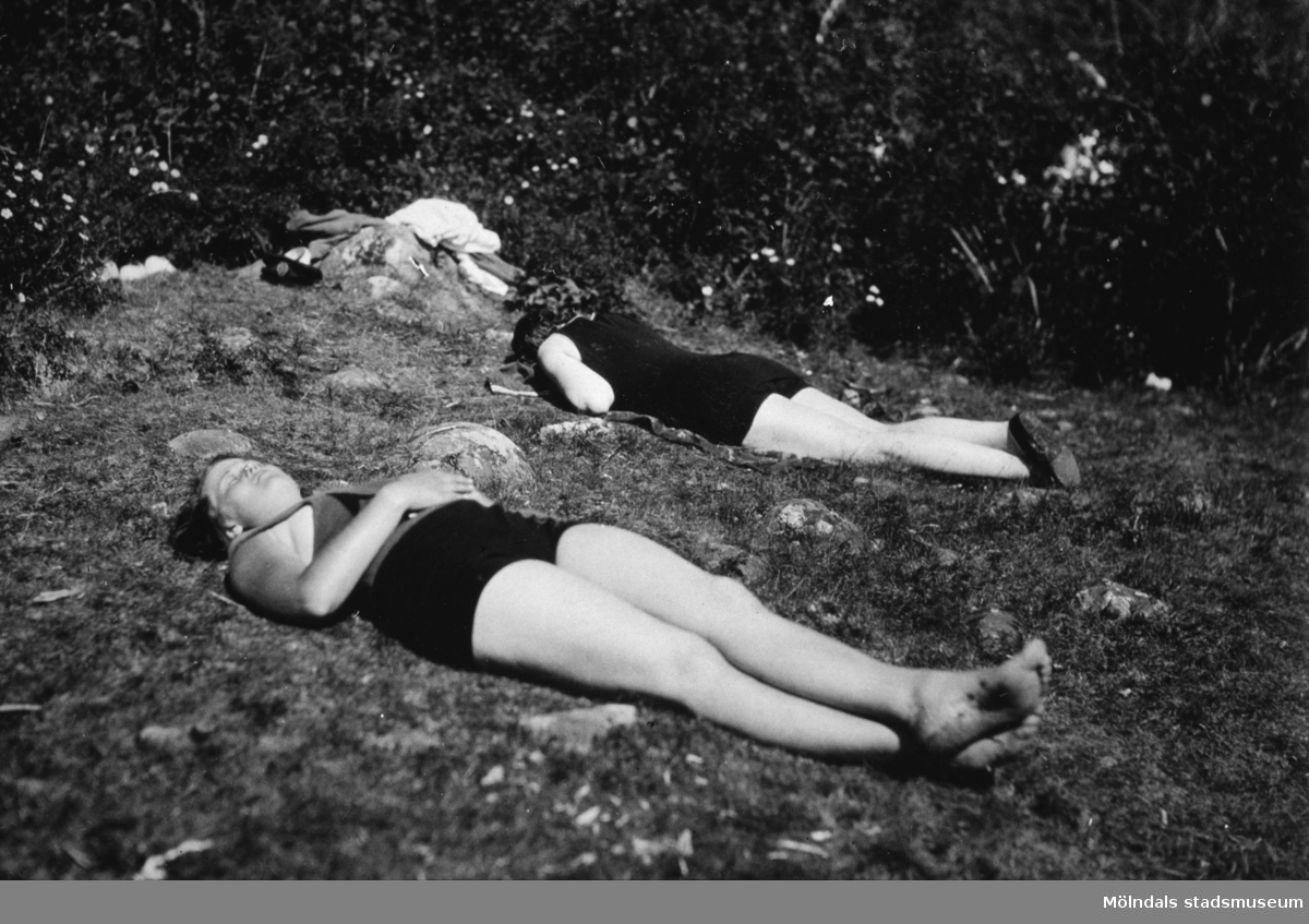 Två kvinnor ligger och solar, troligtvis vid Tulebosjön cirka 1930.