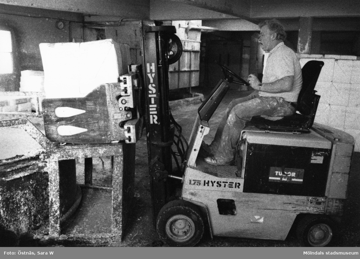 Man i arbete med truck på pappersbruket Papyrus i Mölndal, år 1990.