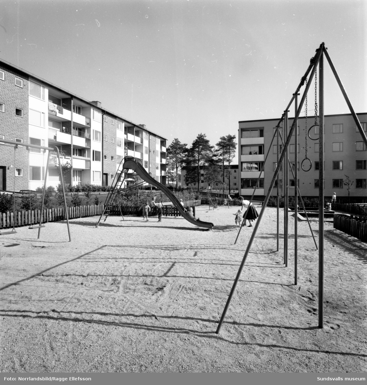 Nya hus och lekplatser vid Skönsbergsvägen och Gillegränd i Skönsbergs centrum.