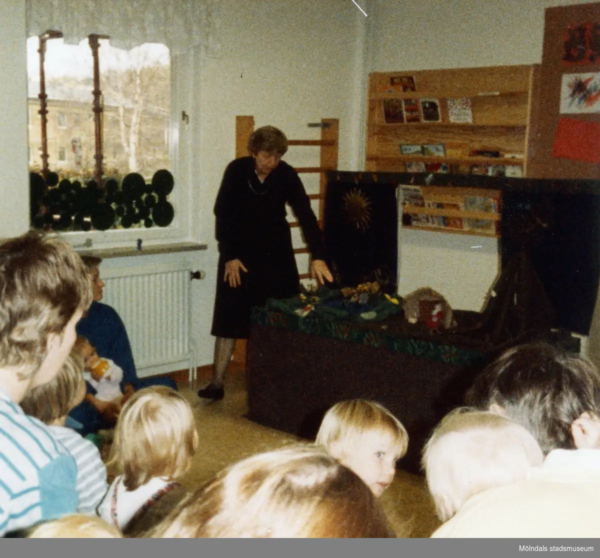 Dockteater på Enerbacken hösten 1987. Fotografi ur album tillhörande Blanka Kaplan.
