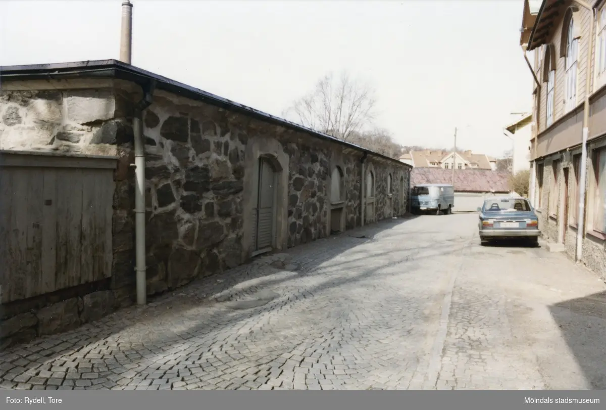 Forsåker i Mölndal på 1970-talet. Forsåkersgatan mot norr. Till höger ses Blå bandsföreningens hus. Till vänster ligger Stenladan.